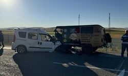 Bayburt'ta kamyonetle hafif ticari aracın çarpıştığı kazada 8 kişi yaralandı