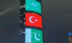 Suudi Arabistan'daki simge yapılar Türkiye, Suudi Arabistan ve Pakistan bayraklarıyla ışıklandırıldı