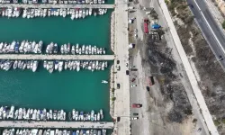 Antalya'da balıkçı barınağına sıçrayan yangında 20'den fazla tekne zarar gördü