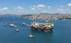 Dünyanın üçüncü büyük yarı batık vinç gemisi İstanbul Boğazı'ndan geçiyor