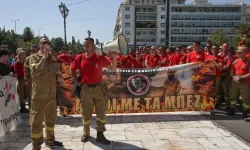 Yunanistan'da mevsimlik itfaiyeciler 12 ay istihdam talebiyle gösteri düzenledi