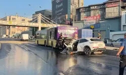 Küçükçekmece'de İETT otobüsüne çarpan otomobildeki 3 kişi hayatını kaybetti