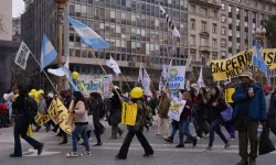 Arjantin'de binlerce kişi 30 binden fazla şirketin kapanmasını protesto etti