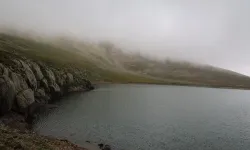 Camiboğazı Yaylası sisli manzarasıyla ziyaretçilerini ağırlıyor