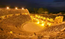 Restorasyonu tamamlanan Tlos Antik Kenti'nin tiyatrosu güneş enerjisiyle aydınlatıldı