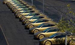 Tesla sürücüsüz taksi hizmetini başlattı