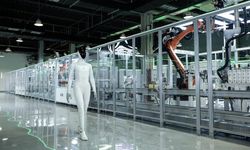 Çinli Dev XPeng İnsansı Robotu Iron'ı Kendi Ayakları Üzerinde Yürüttü