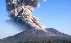 Japonya’da korkutan anlar:Sakurajima Yanardağı şiddetli şekilde patladı!
