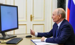 Kremlin'de Şaşırtan Görüntü: Putin'in Bilgisayarındaki Lisanssız Yazılım Dikkat Çekti