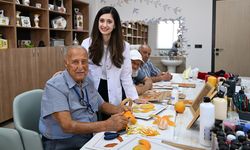 Alzheimer hastası ressam portakal kabuğundan tablo yapıyor