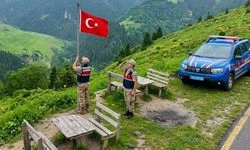 Gümüşhane'de jandarma personeli Türk bayrağını yeniledi... İşte o anlar!
