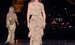 Serenay Sarıkaya, Eyfel Kulesi önünde podyuma çıktı... İşte o anlar!
