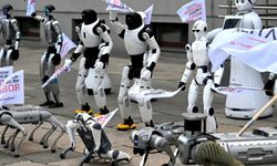 Polonya'da şaşırtan protesto: Robotlar yapay zekaya karşı sokağa çıktı!