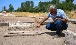 Gevaş’ta yüzyıllar sonra ortaya çıktı: Çevgan motifli çocuk mezarı!