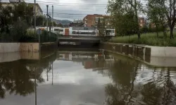 Şiddetli yağışlar ulaşımı durdurdu: Yollar su altında kaldı!