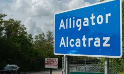 “Timsah Alcatraz”da dikkat çeken detay: Küçük metal kafesler