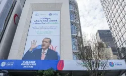 Cumhurbaşkanı Erdoğan'ın yer aldığı COP31 tanıtım afişleri Türkevi'ne asıldı