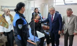 Öğrencileri taşıyan servis polis aracıyla çarpıştı!