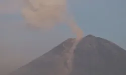 Endonezya'daki Semeru Yanardağı'nda 3 patlama yaşandı