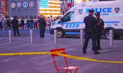 ABD'deki Times Meydanı'nda 2 kişiyi bıçaklayan kadın saldırgan polislerce öldürüldü