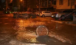 Sağanak yağış hayatı felç etti: Binaları su bastı!