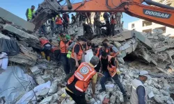 İsrail saldırısının izlerini taşıyan bina çöktü