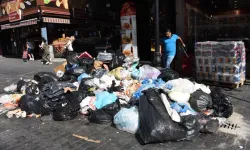 Karşıyaka’da çöp krizi: İhaledeki karışıklık sokakları çöp yığınlarına çevirdi... İşte o anlar!