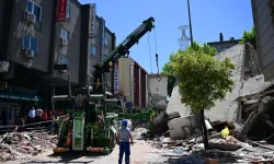 Küçükçekmece’de yıkım sırasında 7 katlı bina çöktü: Enkaz altında kimse kalmadı