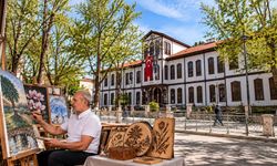 Çankırı’da emekli sanatçı Şükrü Özgür’ün ilk kişisel sergisi açıldı