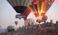 Kapadokya'da sıcak hava balonları, Gazzelilere destek için sepetlerine asılan kefiyelerle uçtu