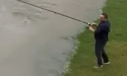 İstanbul’da suyla kaplanan yola olta attı