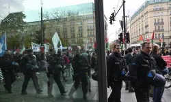 Binlerce kişi savaşa ve zorunlu askerliğe karşı sokağa çıktı!
