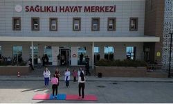 Erzincan'da mahalle parklarında sağlık çalışanlarıyla spor yapılıyor