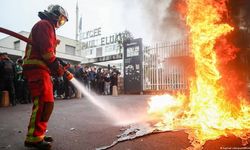 Fransa'da göstericinin yüzüne diziyle vuran polis hakkında soruşturma açılıyor