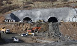 Karayollarında yol çalışmaları sürüyor: Van-Tatvan’da tünel gün içinde kapalı