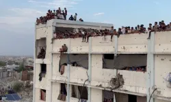 Gazze'de yerinden edilen Filistinlilerin kaldığı çadırların arasında futbol maçı!