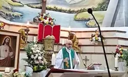 Ekvador'da ayin sırasında üzerine haç devrilen rahip hayatını kaybetti!