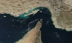 Hürmüz Boğazı'nda tanker vuruldu: Yangın çıktı