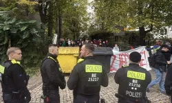 Berlin'de öğrencilerden Fransa'daki protestolara destek