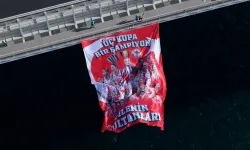 Kadın Milli Voleybol Takımı'nın 3 kupa, 1 şampiyon bayrağı Boğaz'a asıldı