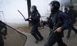 Fransa'da göstericiye diz atan polis hakkında soruşturma