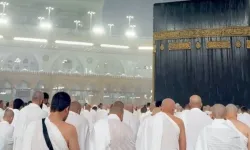 Kabe'de Müslümanlar sağanak altında akşam namazı kıldı