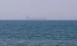 Panama bayraklı gemi Umman kıyıları açıklarında vuruldu, ardından alev aldı.