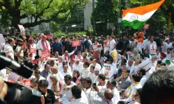Hindistan’da seçmen listesi revizyonuna karşı protestoda yüzlerce gözaltı