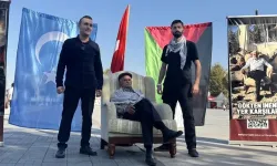 Sakarya'da vatandaşlar, Gazze'deki soykırıma "Sinvar pozuyla" tepki verdi