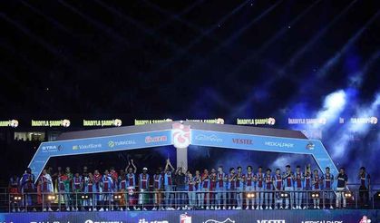 Şampiyon Trabzonspor kupayı kaldırdı 