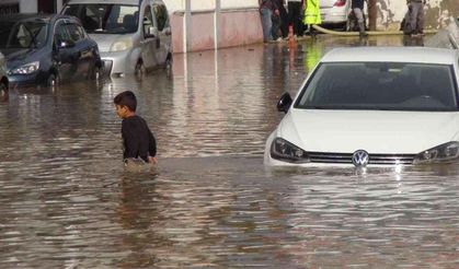 Mersin Silifke'de yağışla birlikte ev ve iş yerlerini su bastı