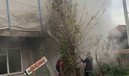İki katlı evde çıkan yangında 3 kişi dumandan etkilendi