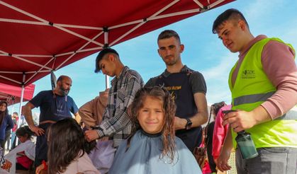 Adıyaman'da gönüllü berberler depremzedelerin saçını kesti