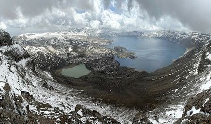 Nemrut Dağı ve krater göllerinin muhteşem manzarası